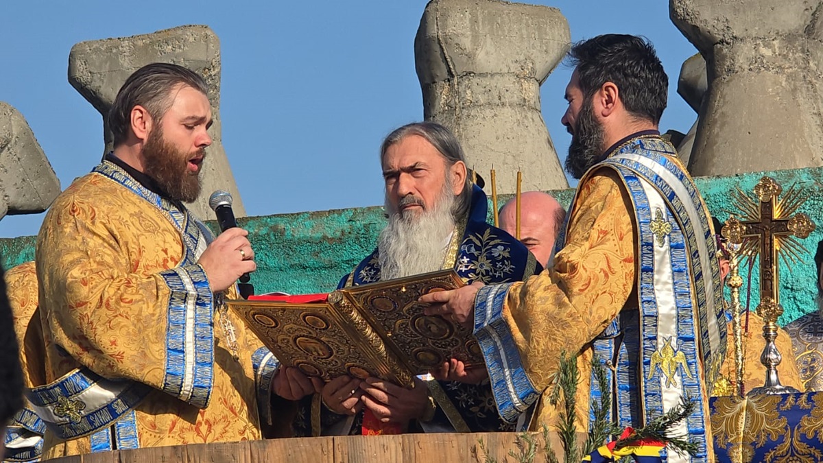 LIVE FOTO VIDEO Boboteaza la Constanța, în 2026! Mii de credincioși prezenți la slujba oficiată de ÎPS Teodosie, arhiepiscopul Tomisului