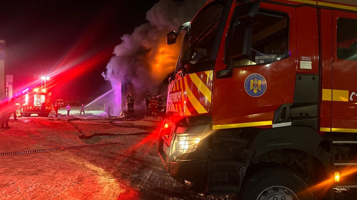 INCENDIU la o casă de pe strada Sucevei din Medgidia: Pompierii au intervenit cu mai multe autospeciale
