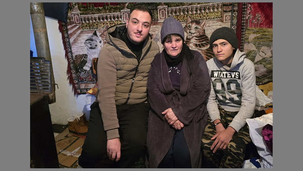 FOTO Apel umanitar pentru o mamă și fiul său, din comuna Ostrov, rămași fără sprijin după decesul tatălui: Nu o dată ne-am culcat noi flămânzi