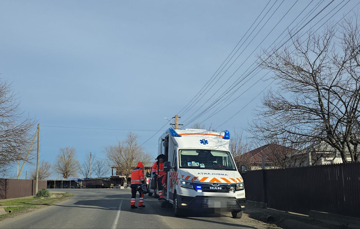 Două mașini s-au ciocnit în Ovidiu! A fost chemată Ambulanța