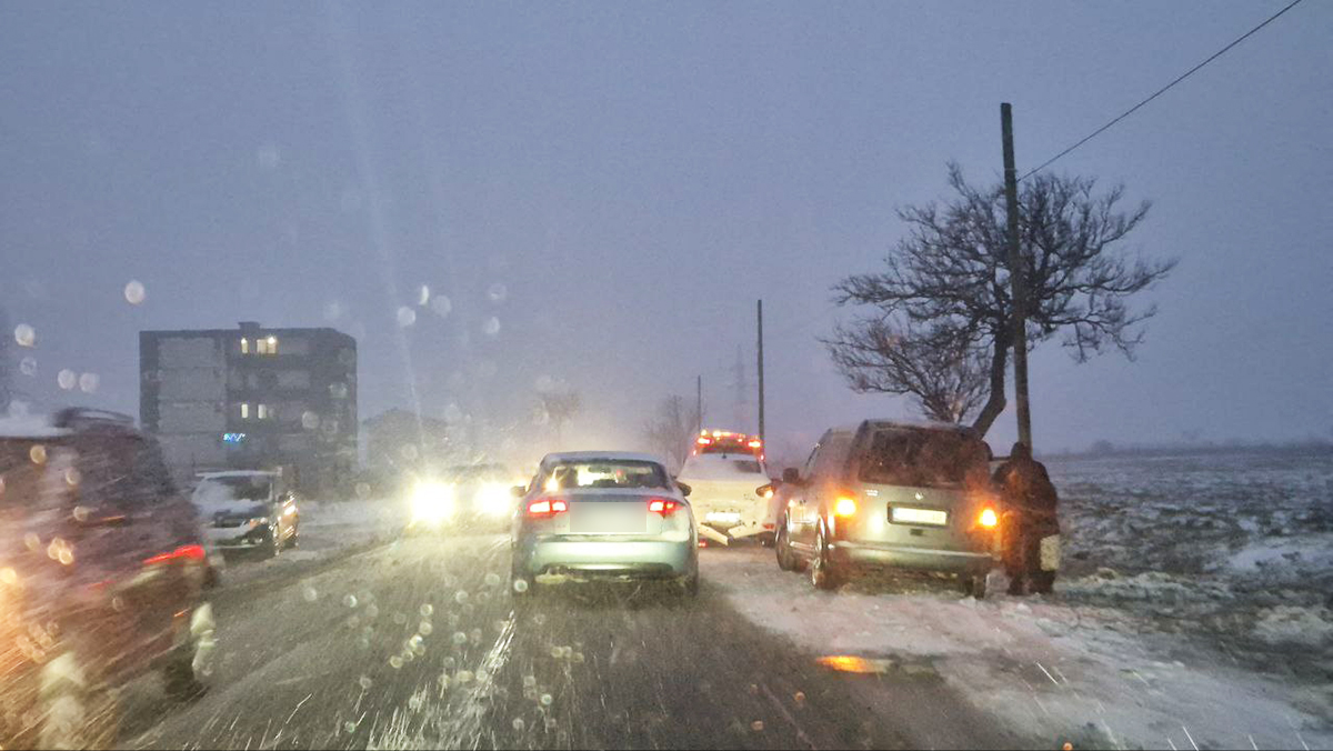 FOTO Un accident rutier a dat peste cap circulația rutieră spre Cumpăna