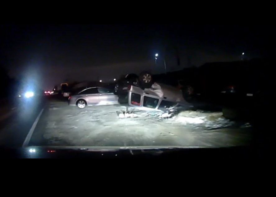 VIDEO Două autoturisme s-au ciocnit la intrare în Constanța, unul s-a răsturnat. Momentul, surprins de o cameră de bord