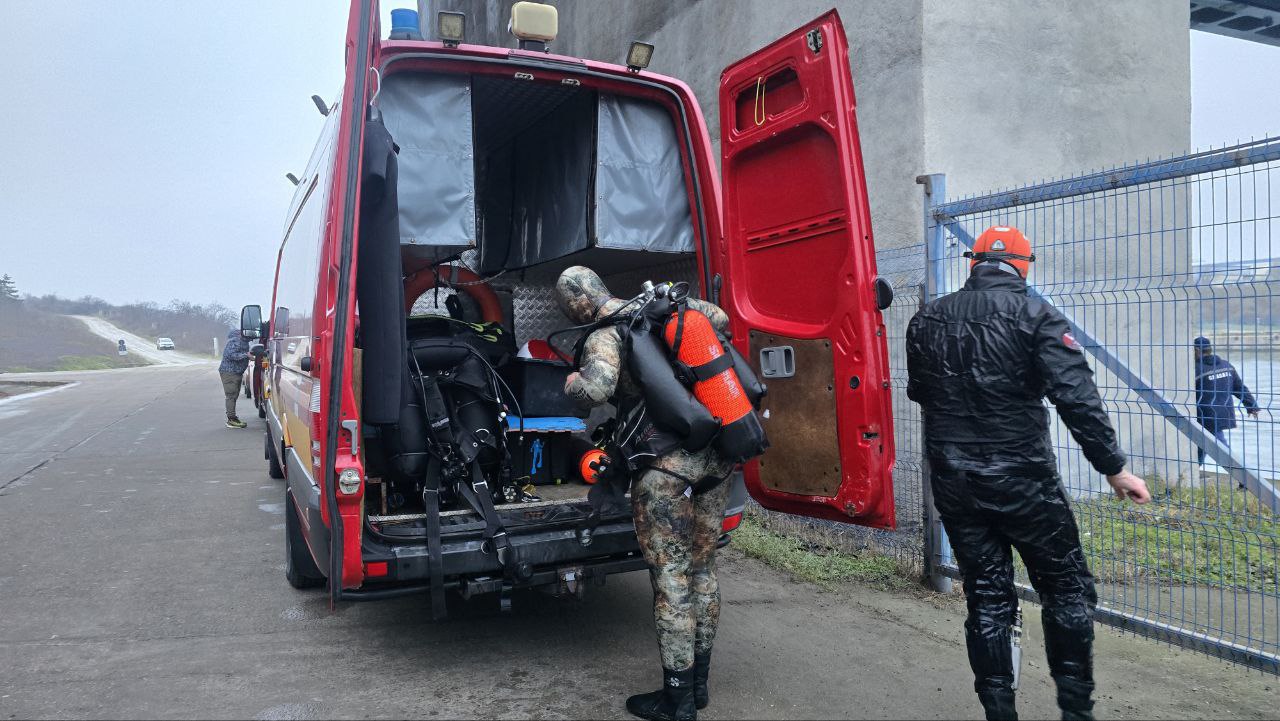 Scafandrii au reluat căutările minorei din Movilița