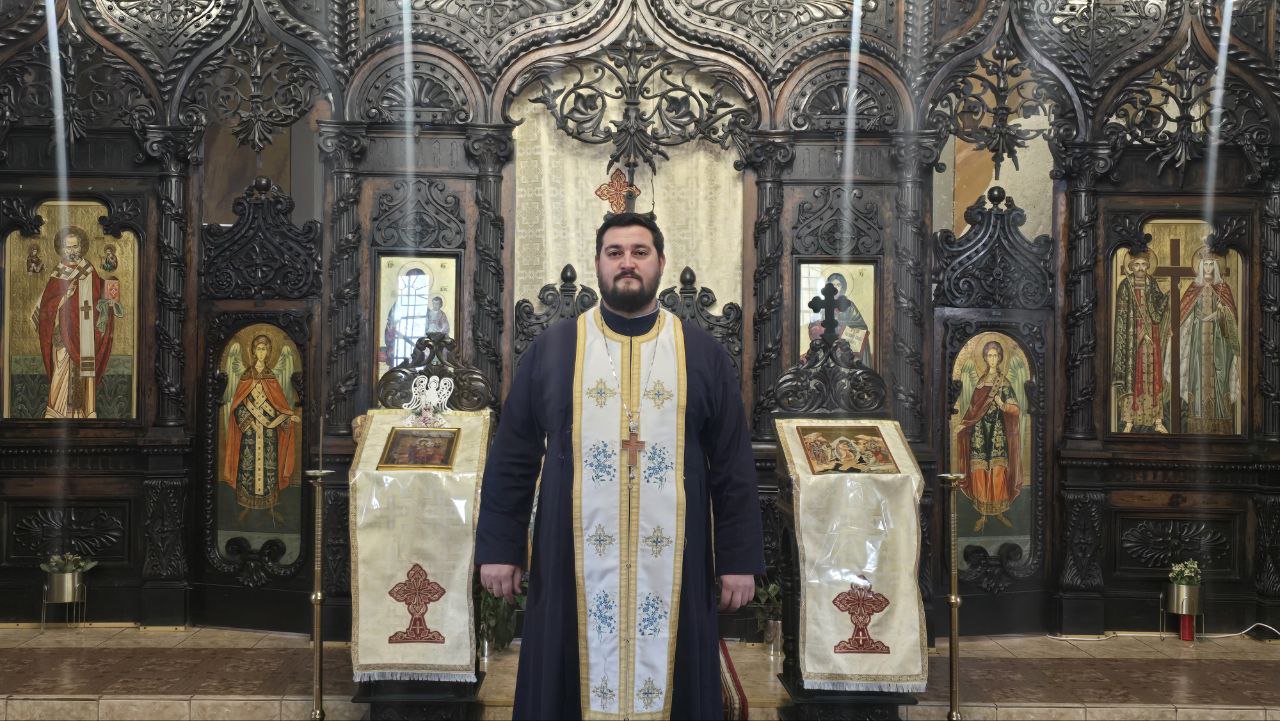 FOTO Hrană pentru suflet: Părintele Adrian Constantin State, parohul bisericii Sfinții Împărați Constantin și Elena din Cernavodă: să ne aducem aminte că rugăciunea, răbdarea și iubirea față de aproapele ne întăresc sufletul și ne aduc pace!