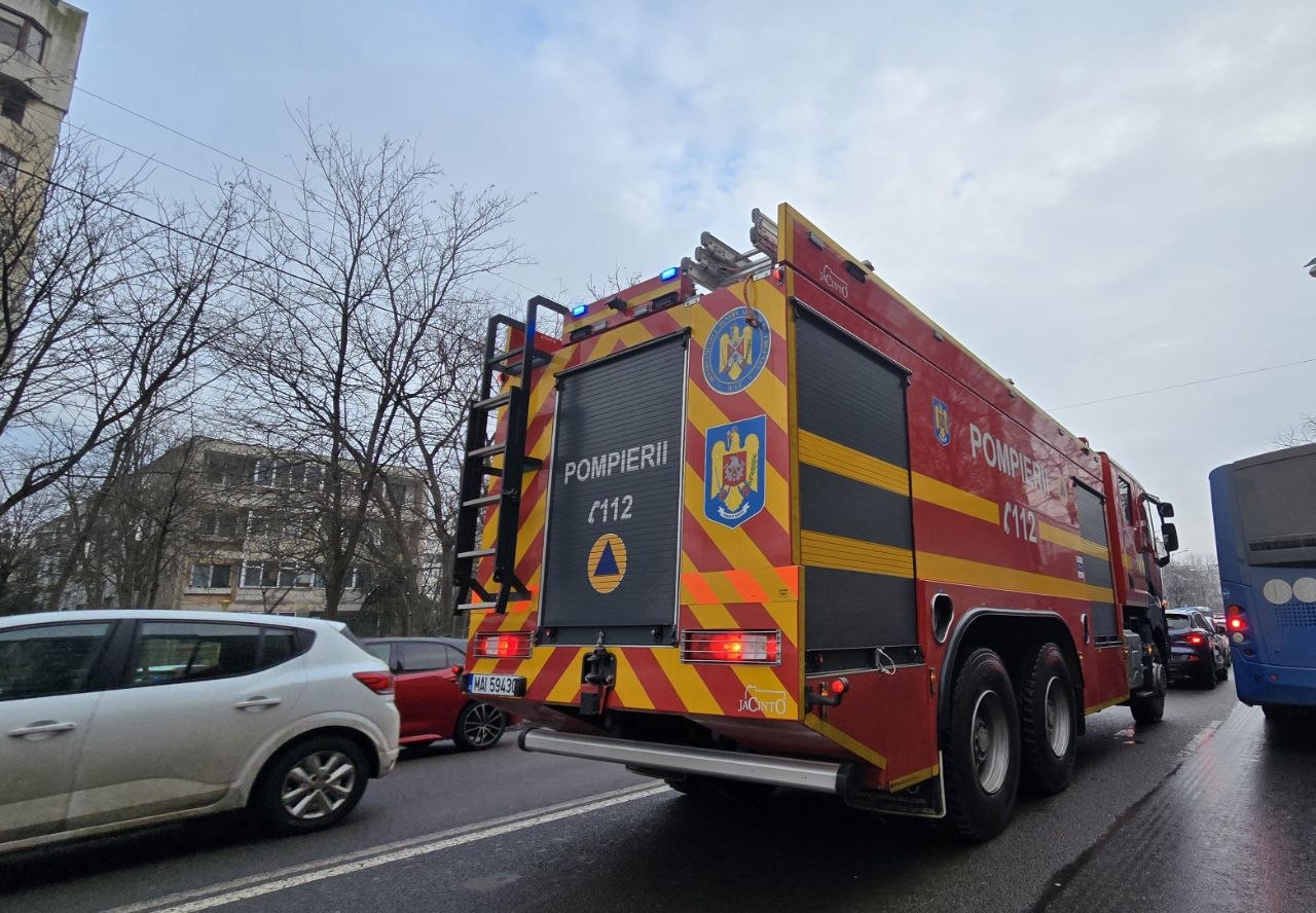 ALERTĂ pe strada Traian din Constanța: A luat FOC o clădire. Pompierii intervin cu mai multe autospeciale