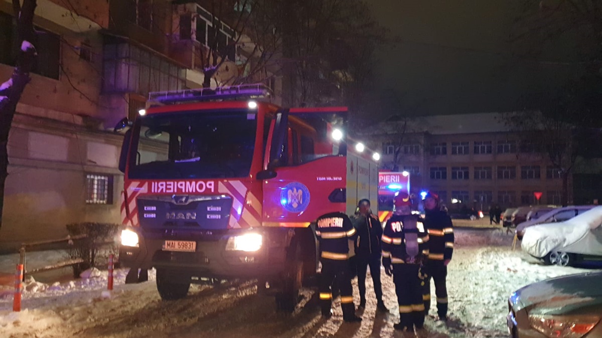 FOTO EXPLOZIE într-un bloc de apartamente: Aproape 40 de persoane au fost evacuate! S-a activat Planul Roșu