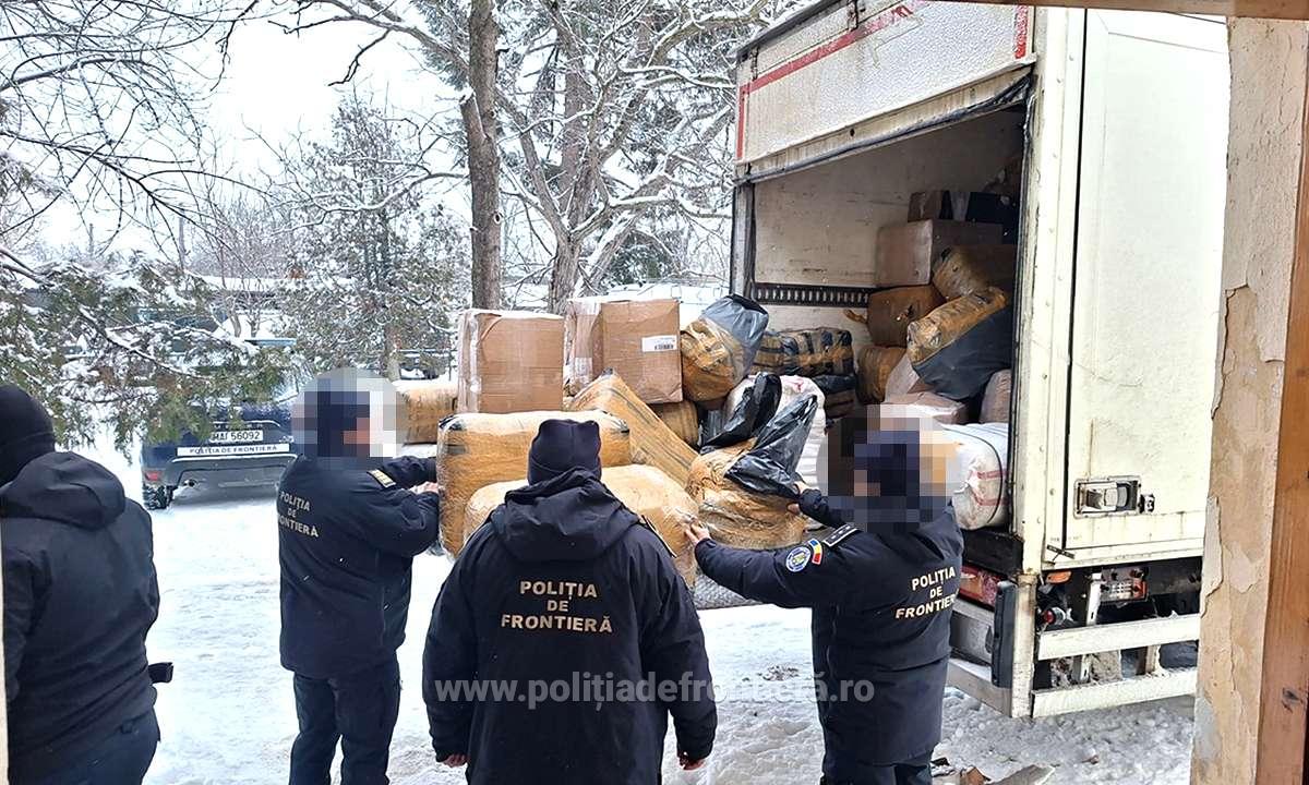 FOTO VIDEO MEGA captură pe Autostrada A2, la stația de taxare Fetești: Marfă contrafăcută de 7 milioane de euro, descoperită într-un TIR