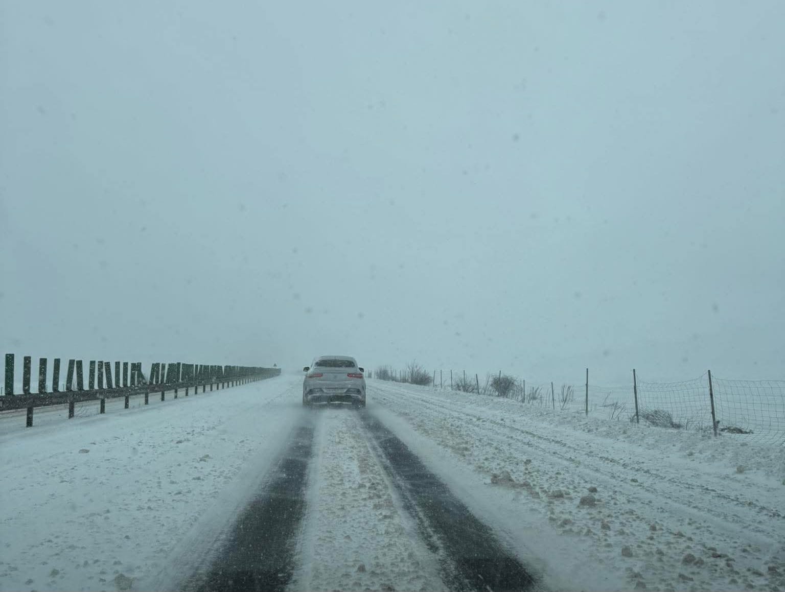 Se circulă cu dificultate pe Autostrada A2 din cauza viscolului și zăpezii adunate pe carosabil. S-au format coloane de mașini