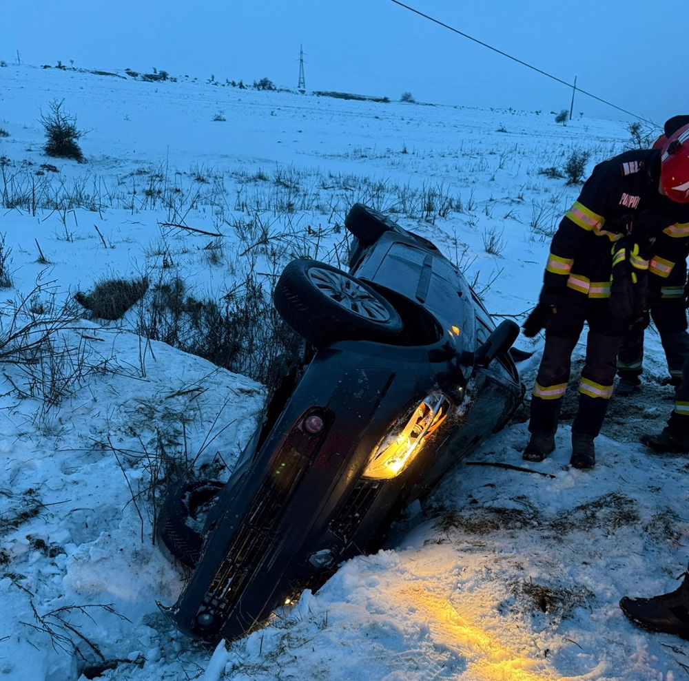 FOTO Un autoturism s-a răsturnat pe un drum județean din Tulcea: O persoană este încarcerată
