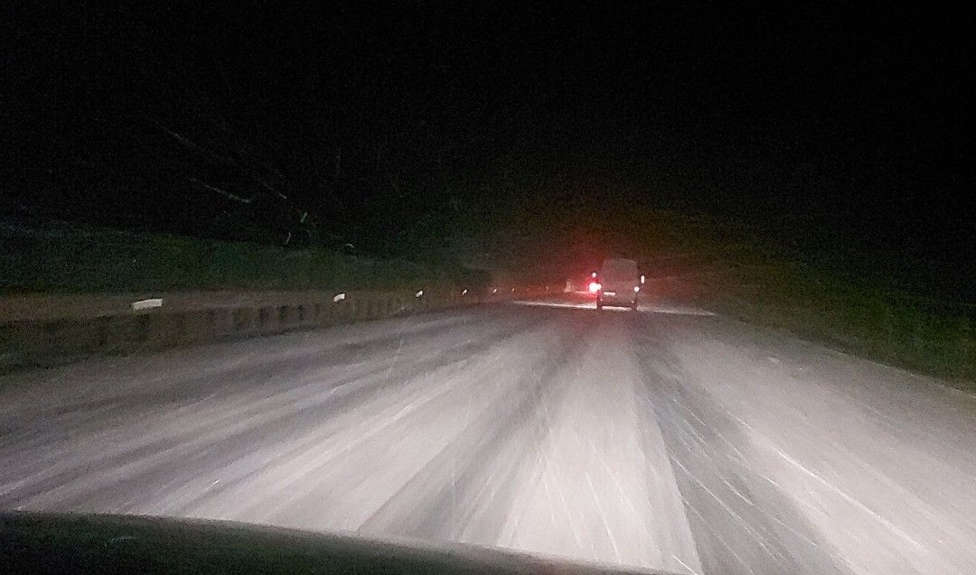 Atenție, șoferi! Este polei pe A2, ninge abundent și se circulă cu dificultate