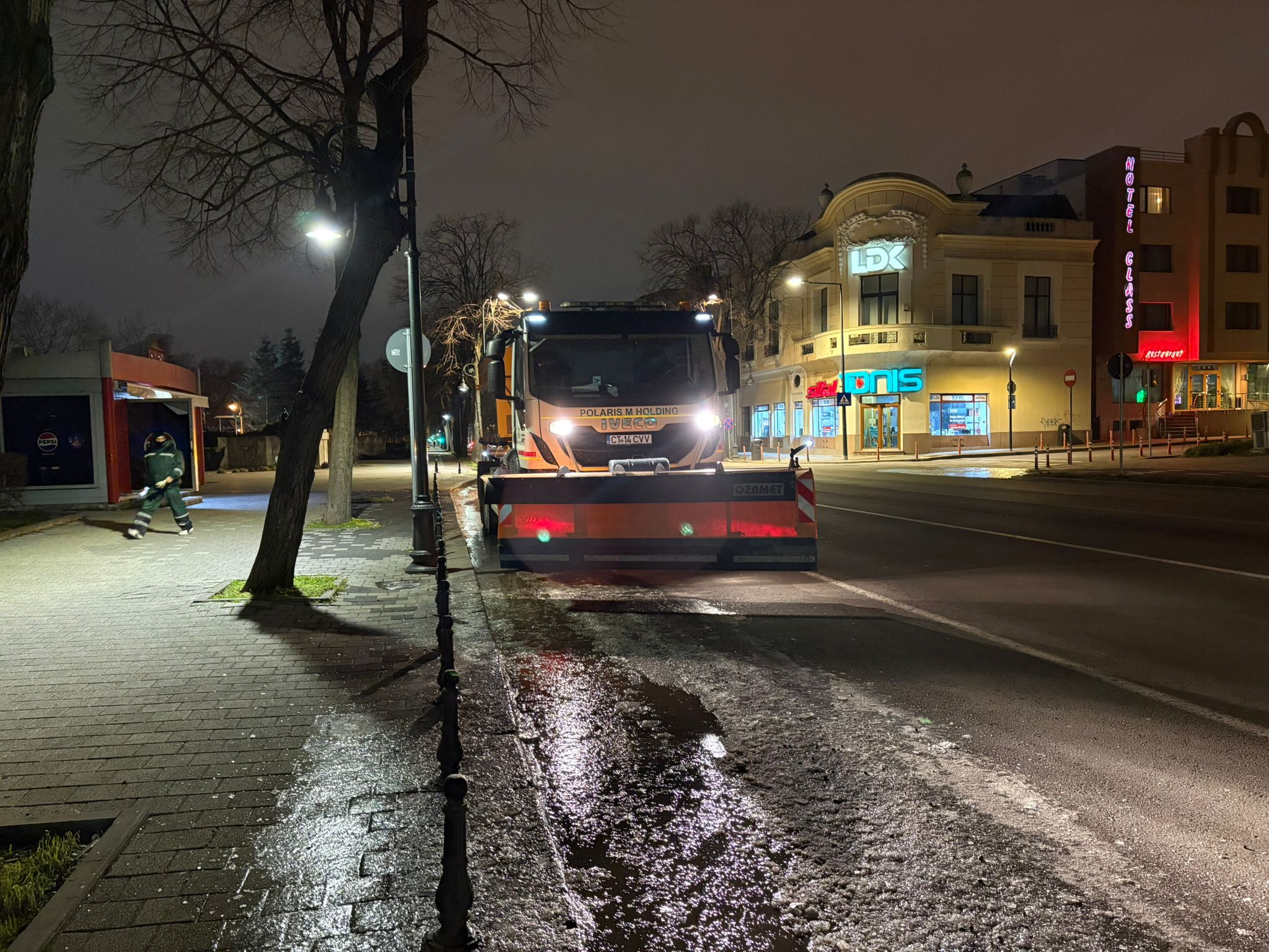 FOTO Măsuri în regim de cod galben: echipele Polaris intervin în tot municipiul Constanța pentru prevenirea poleiului