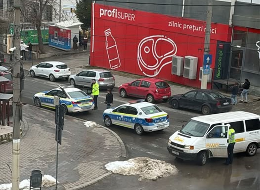 Autospecială de poliție, surprinsă staționând pe trecerea de pietoni, la Babadag! Ce spune IPJ Tulcea