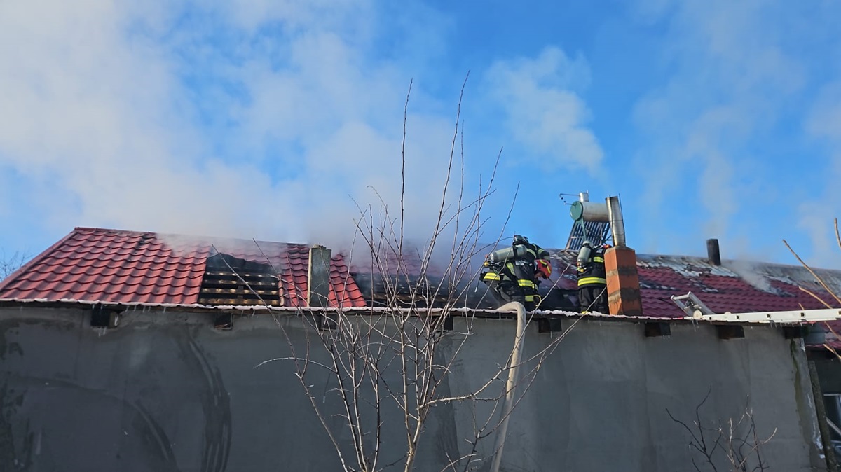 Pompierii din Constanța, în alertă! Arde o casă de pe strada Theodor Speranția
