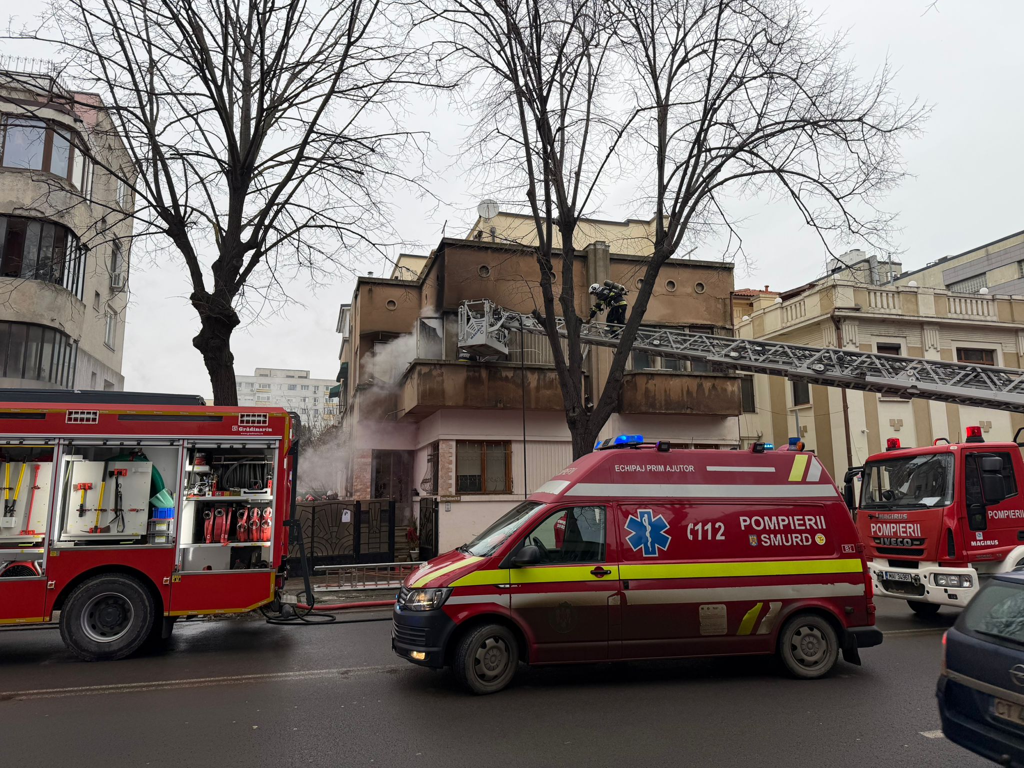 FOTO VIDEO Pompierii în alertă! Arde o casă din Constanța, situată pe bulevardul Ferdinand. Un bătrân a fost transportat la spital