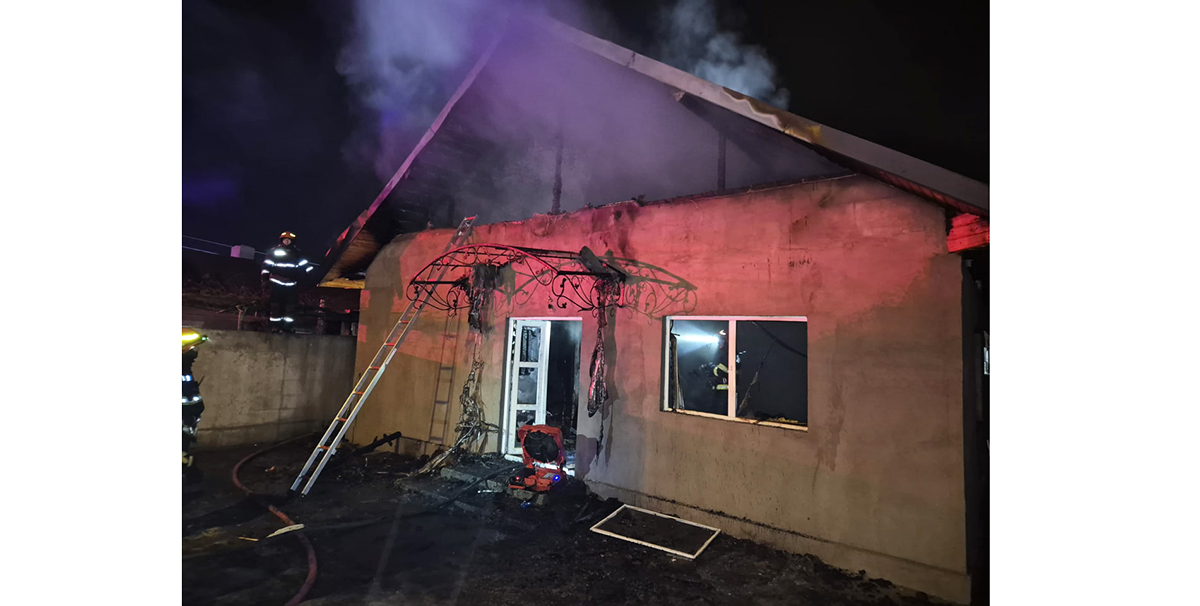 Incendiu DEVASTATOR în Palazu Mare: O casă și bunurile din interior s-au făcut scrum. Patru adulți și patru copii s-au autoevacuat