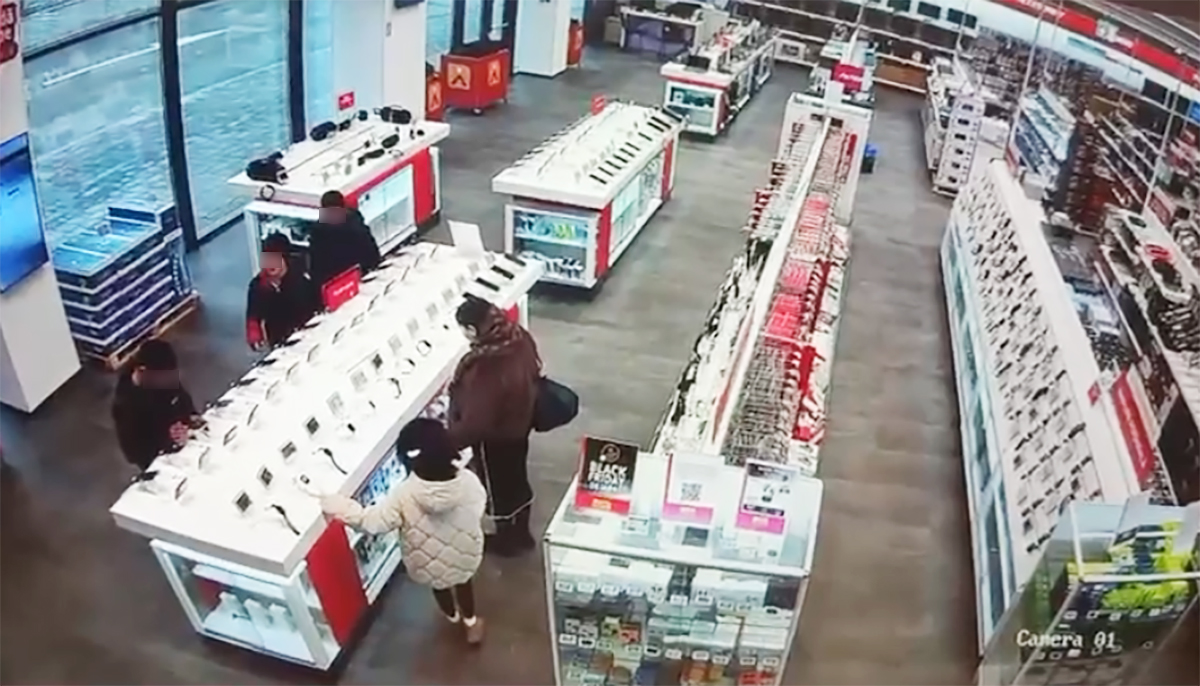 VIDEO Doi minori și un tânăr din Medgidia, surprinși în timp ce furau bunuri din mall