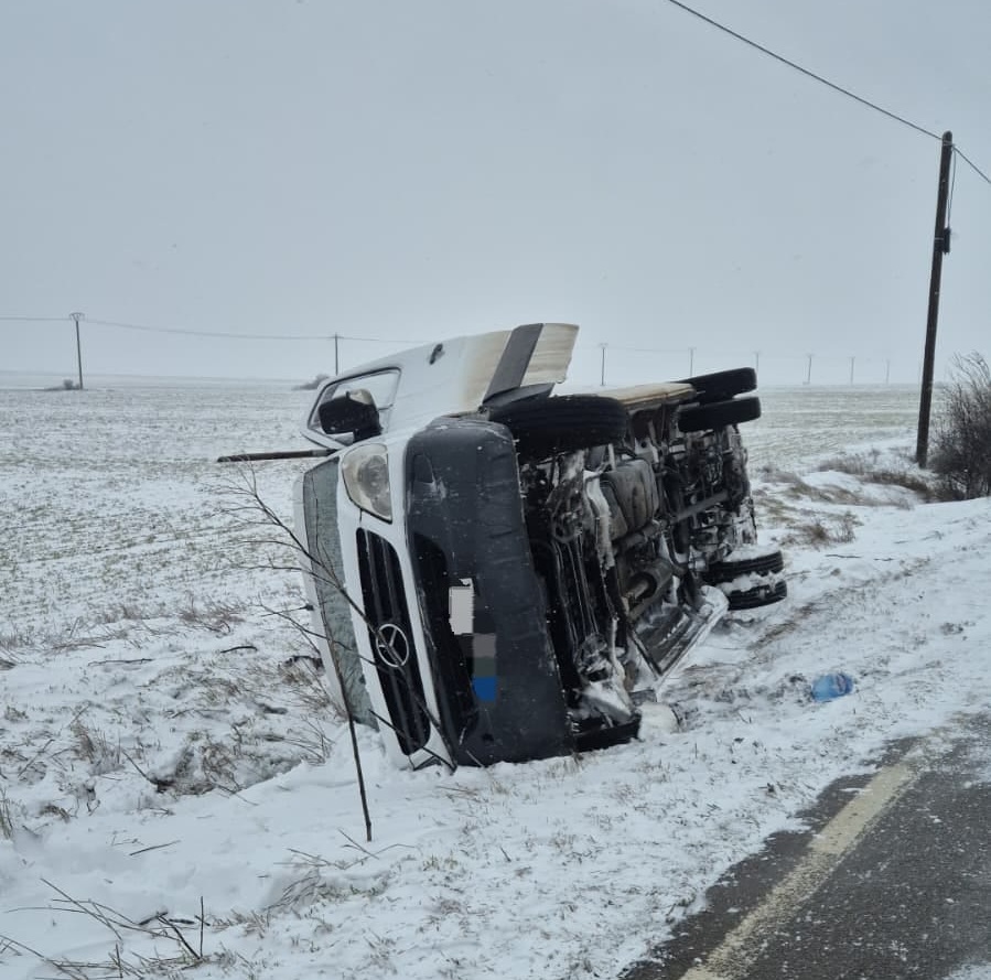 Un microbuz s-a răsturnat pe DJ 222C, între Mahmudia și Beștepe. Un bărbat a ajuns la spital