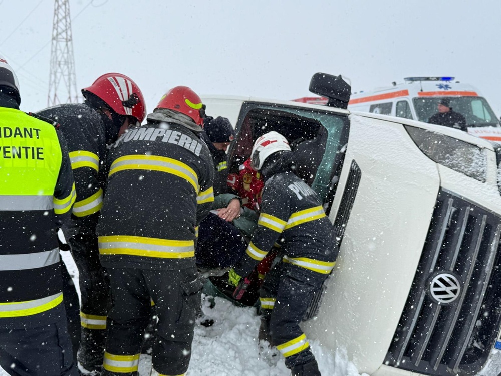 FOTO A fost activat Planul Roșu de Intervenție: Un microbuz care transporta persoane s-a răsturnat