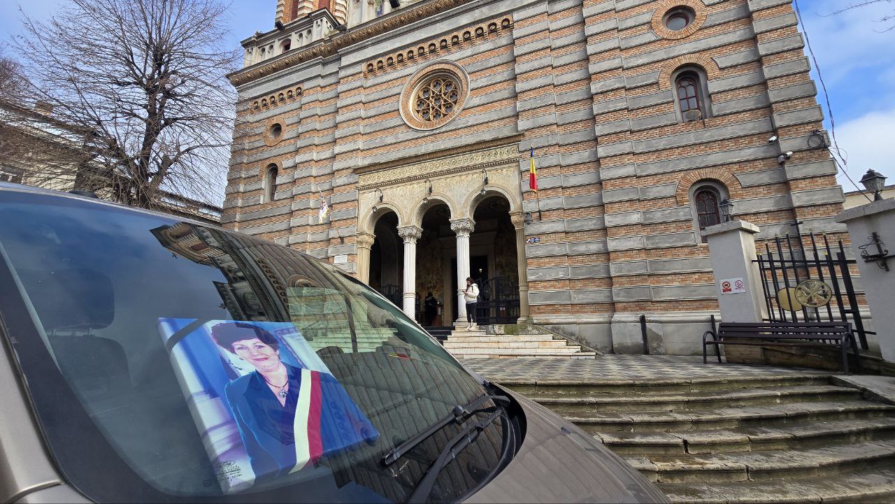 FOTO Rodica Crăciun, fosta șefă a Serviciului Stare Civilă din Primăria Constanța, este înmormântată astăzi! Catedrala Arhiepiscopală s-a umplut de cei veniți să-și ia rămas bun