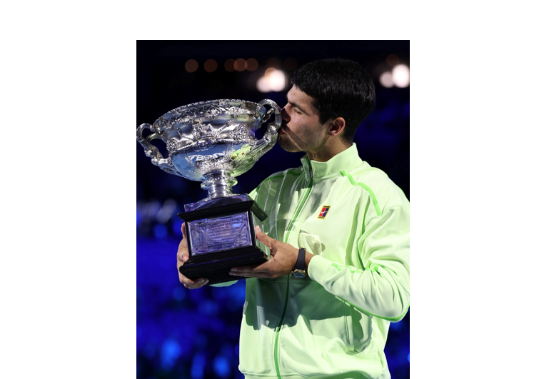Carlos Alcaraz l-a învins pe Novak Djokovic și a cucerit primul său trofeu la Australian Open. A devenit cel mai tânăr jucător cu toate titlurile de Grand Slam
