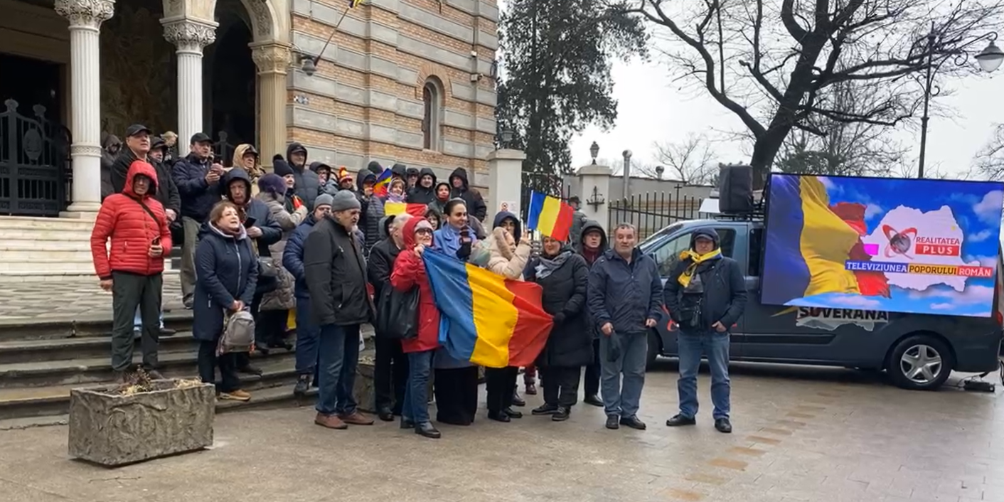 Protest de susținere pentru Călin Georgescu: Câteva zeci de persoane s-au adunat în fața Catedralei Sfinții Apostoli Petru și Pavel
