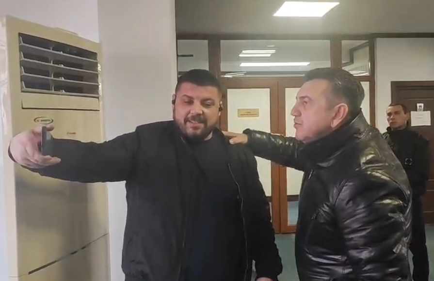 VIDEO SCANDAL monstru pe holul Consiliului Județean Constanța între consilierul Claudiu Palaz și Marian Saioc