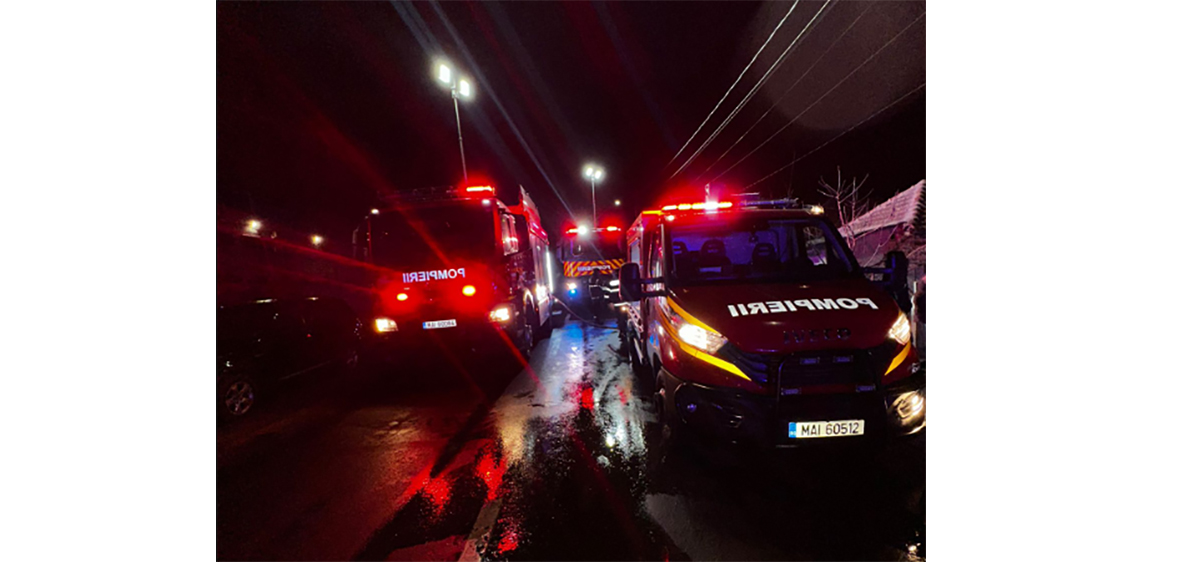 ALERTĂ la Constanța: O mașină în care se aflau trei tineri s-a RĂSTURNAT pe bulevardul 1 Mai, în dreptul Rompetrol
