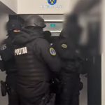VIDEO Droguri aruncate pe geam în timpul unei percheziții, Polițiștii au filmat momentul