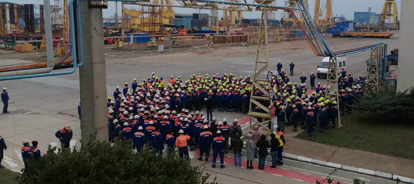 FOTO VIDEO PROTEST spontan la Damen Mangalia: Muncitorii au întrerupt programul de lucru