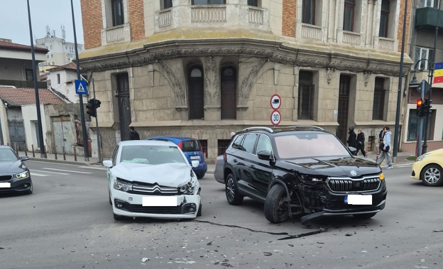 FOTO Două autoturisme s-au ciocnit în intersecția de la Teatrul de Stat Constanța