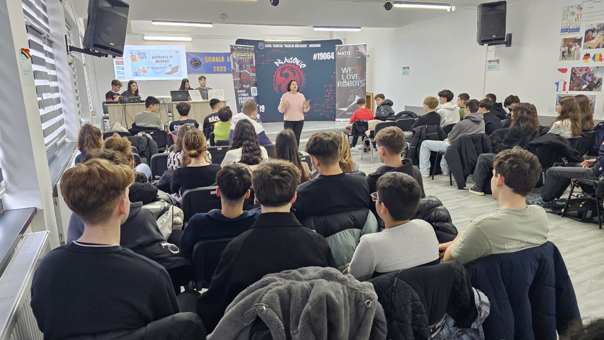 FOTO Ziua Siguranței pe Internet, activitate educațională organizată de Clubul de Robotică al Liceului Teoretic Nicolae Bălcescu din Medgidia