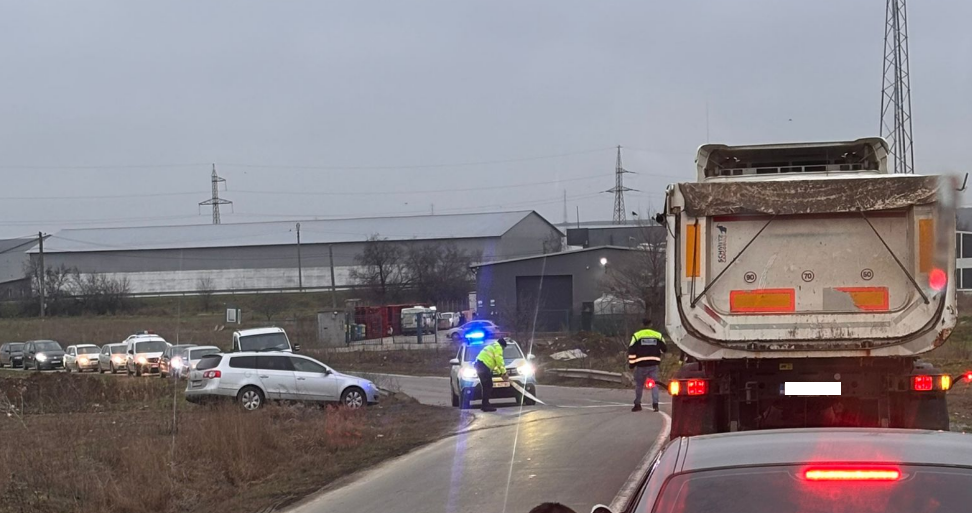 Accident în această dimineață pe DJ 228A, în zona Galeșu. Un autoturism a ajuns la câmp