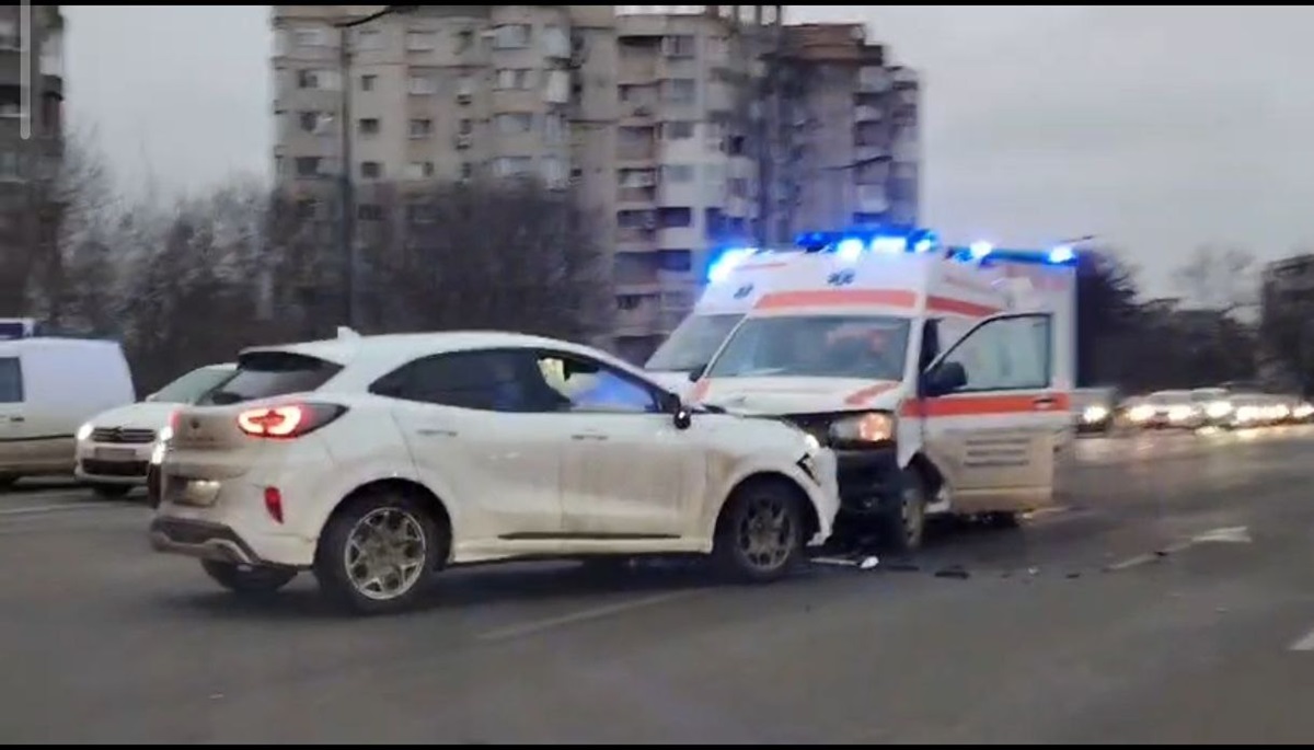 VIDEO Ambulanță cu pacient în stare CRITICĂ, implicată într-un accident rutier, aproape de Gara Constanța! O asistentă a fost rănită
