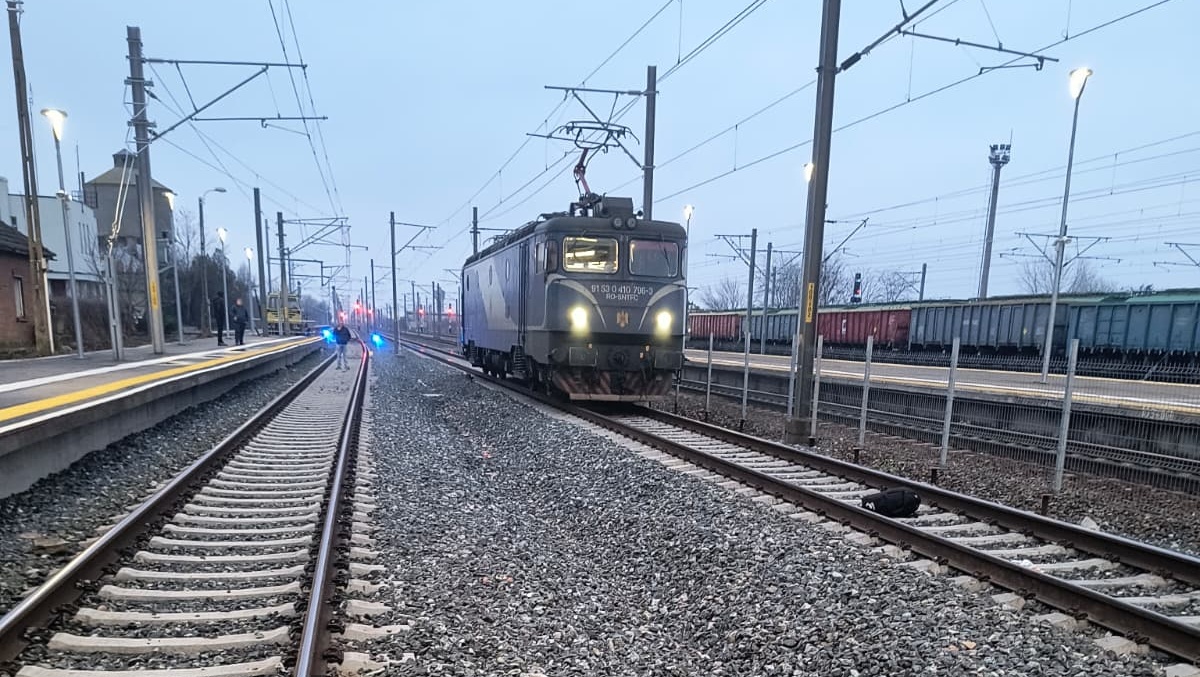 UPDATE O persoană s-a aruncat în fața trenului, aproape de Fetești. Circulația feroviară, BLOCATĂ