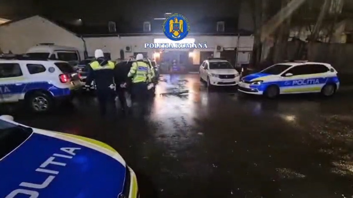 VIDEO Autospecială de poliție și alte două mașini, implicate într-un accident produs de un șoferul BĂUT! Autorul a stat o noapte după gratii