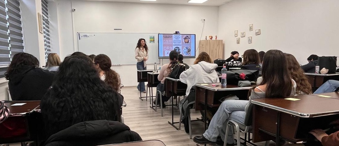 Elevi de la Liceul Teoretic Nicolae Bălcescu din Medgidia au participat la două ateliere de educație civică și gândire critică susținute de un cadru didactic de la Ovidius