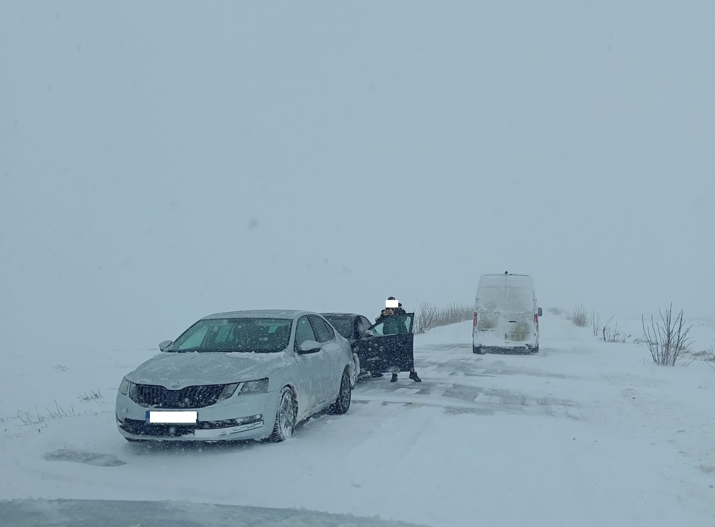 UPDATE: Circulația se reia, încet, în zonă. 3 microbuze și două autoturisme, blocate pe DN2A, între Saraiu și Topolog. Alte 2 vehicule, blocate în zăpadă între Saraiu și Stejaru, pe DJ225