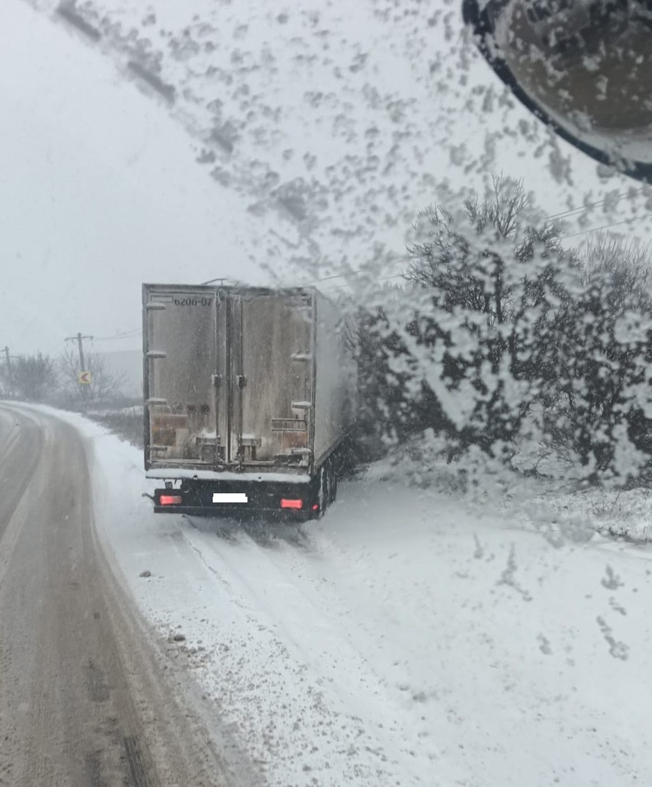 Atenție, șoferi! Un camion a derapat pe varianta Ovidiu