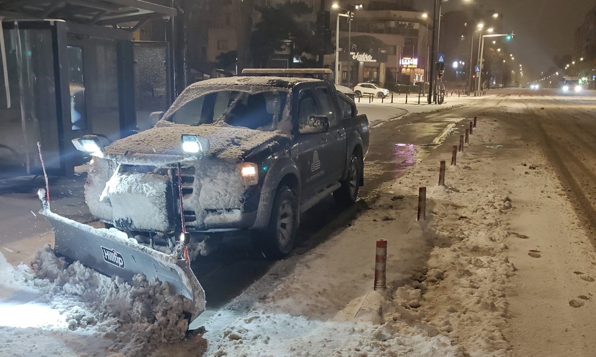 FOTO Utilajele și echipele de deszăpezire acționează în Constanța, încă de noaptea trecută! Intervențiile continuă, spune primăria