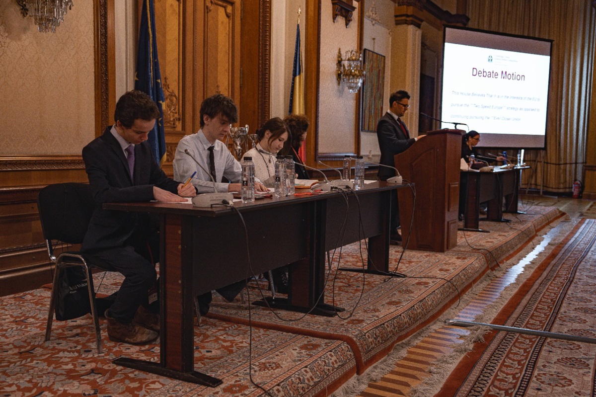 Colegiul Național Mircea cel Bătrân elevi dezbateri Cambridge