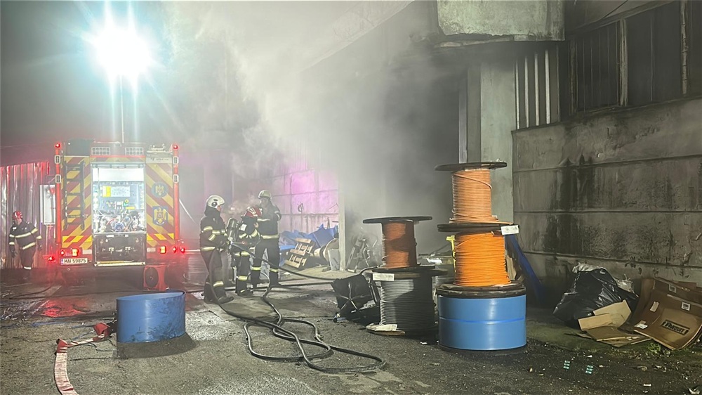 FOTO VIDEO Incendiu puternic în Tulcea, la o hală unde sunt depozitate cabluri electrice. E pericol de extindere la blocurile din vecinătate