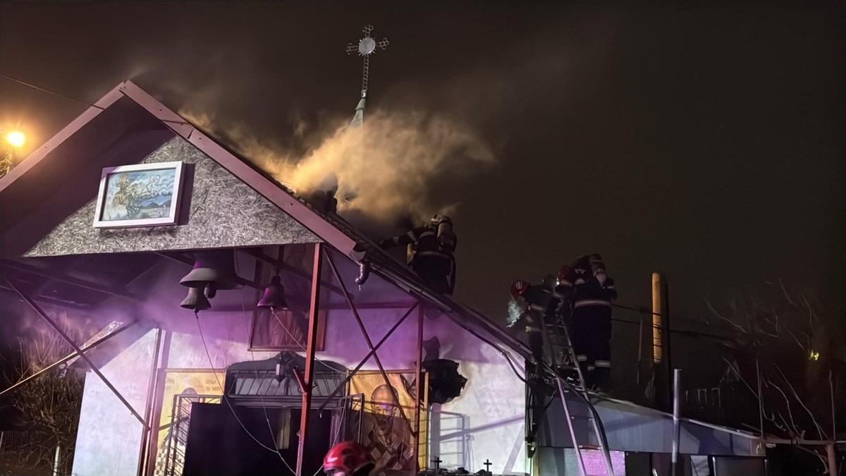 FOTO VIDEO Biserică din Tulcea, cuprinsă de flăcări în toiul nopții! Incendiul, observat de jandarmii aflați în patrulare