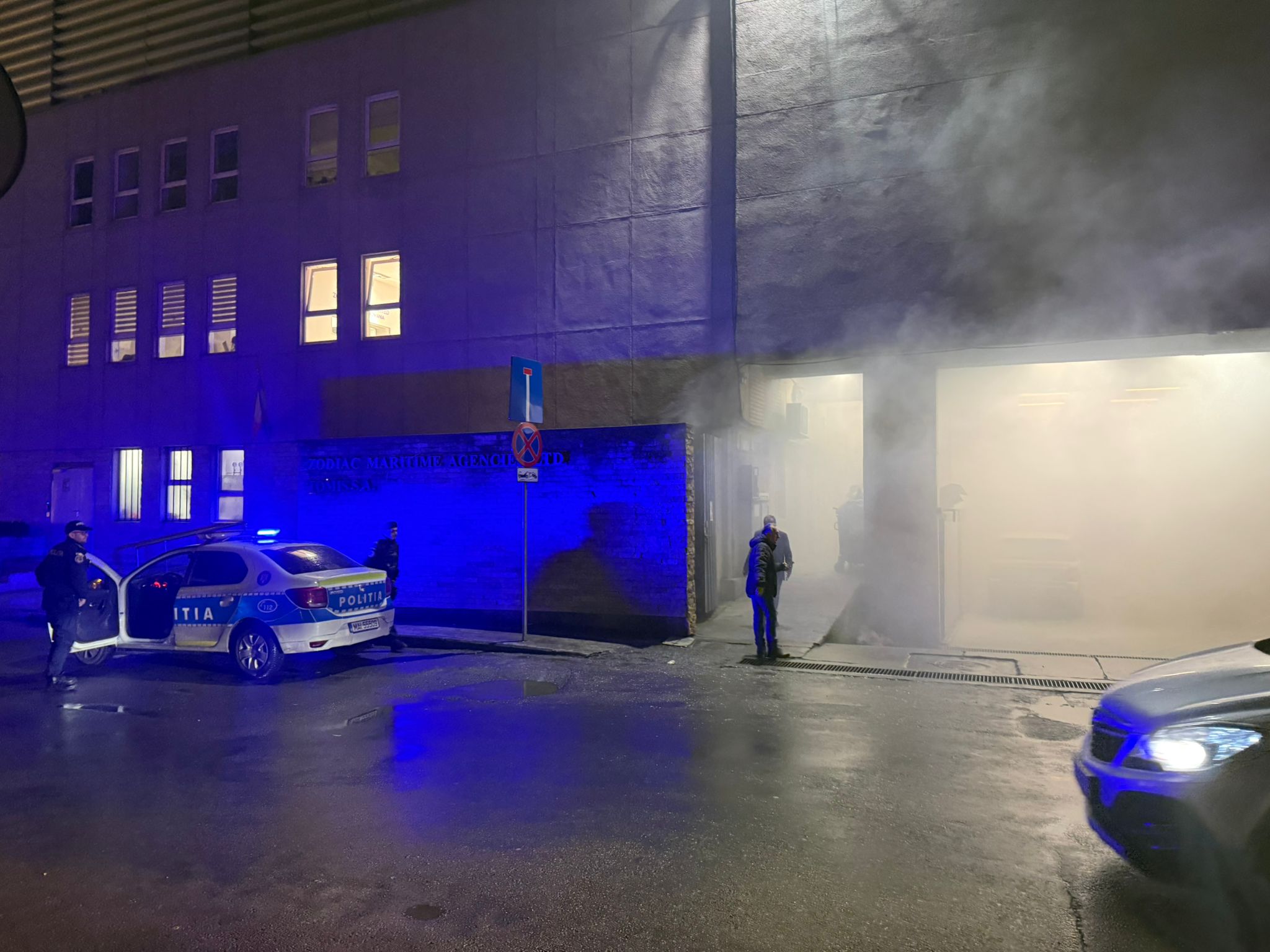 VIDEO ALERTĂ! Un incendiu a izbucnit la un autoturism din parcarea subsolului Tomis Mall