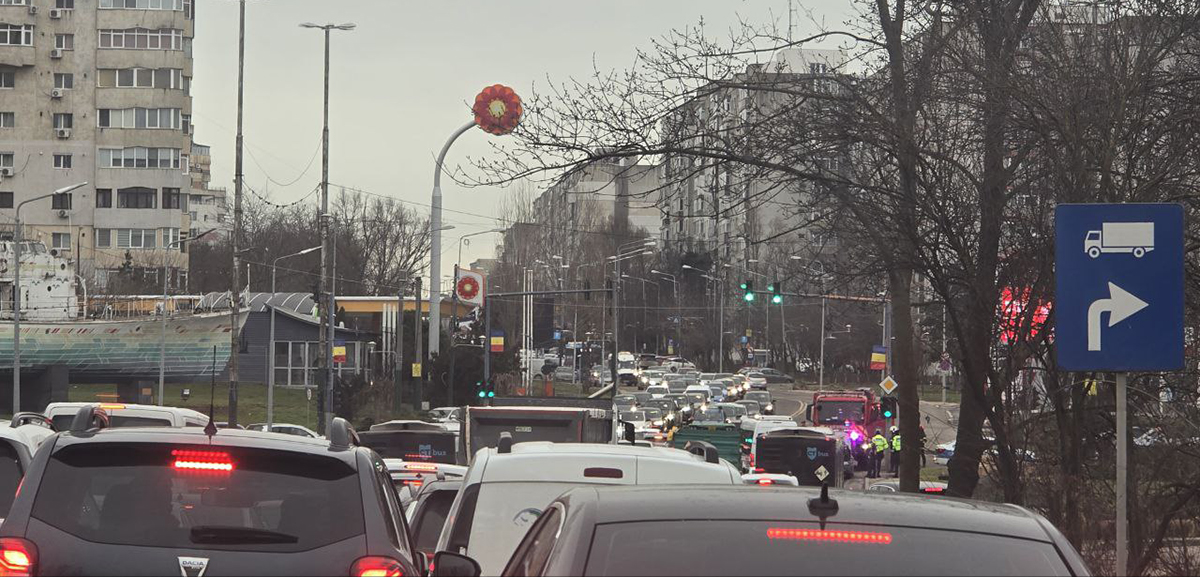 FOTO Un autoturism a luat FOC la intrarea în Constanța, dinspre Ovidiu. Se circulă cu dificultate