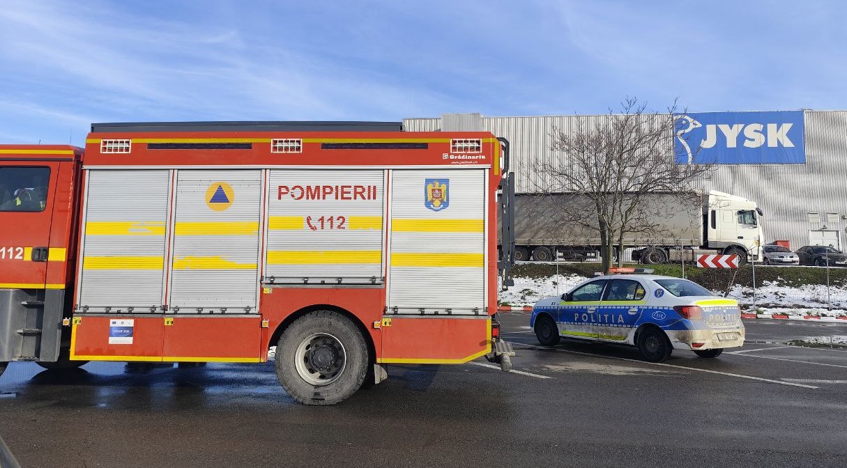 Arde un autoturism în parcarea Metro de pe Șoseaua Mangaliei din Constanța