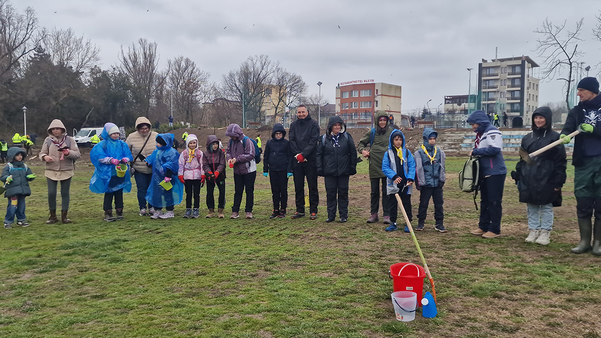 acțiune de plantare de copaci, organizată de Asociația Caravana Fericirii