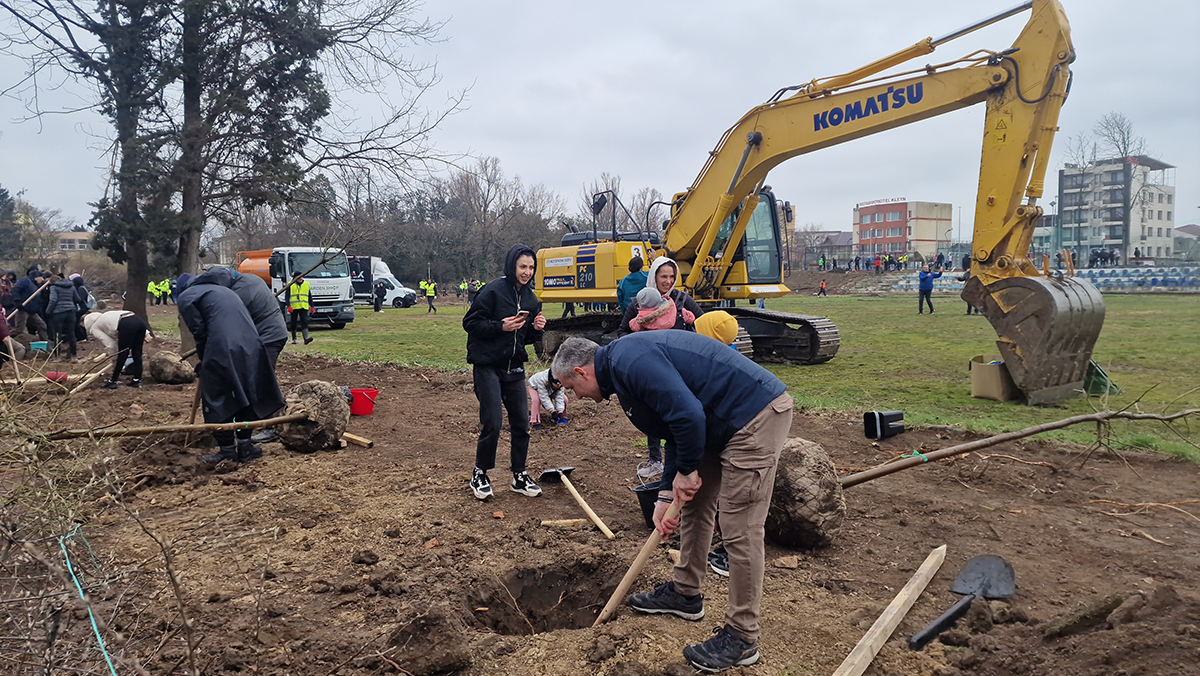 acțiune de plantare de copaci, organizată de Asociația Caravana Fericirii