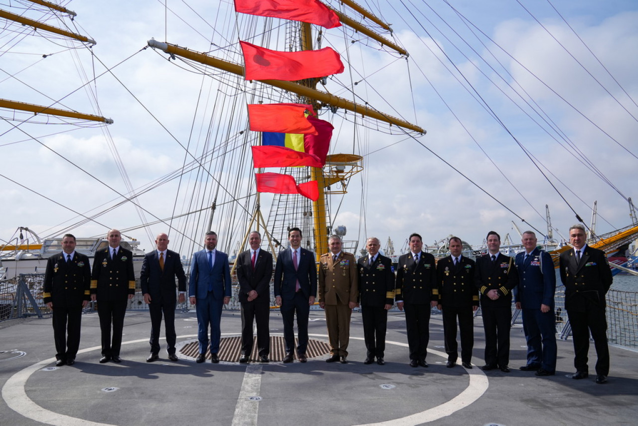 FOTO Cooperare româno-americană în domeniul sistemelor aeriene fără pilot: Ambasadorul SUA în România, vizită la bordul fregatei Regina Maria