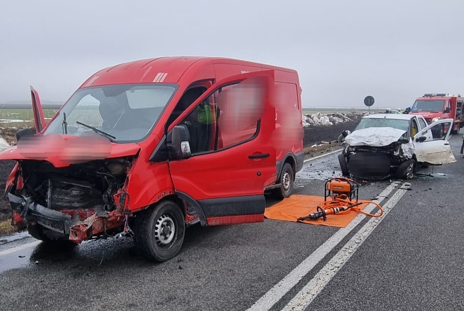 Accident grav pe DN2B: o autoutilitară și un autoturism s-au ciocnit. Șoferii au scăpat ca prin minune. Au fost transportați la spital