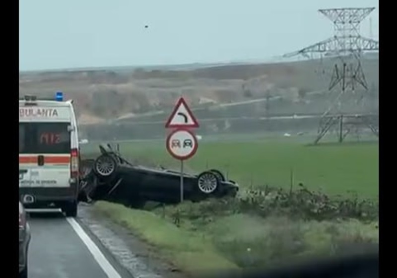 Accident autoturism răsturnat